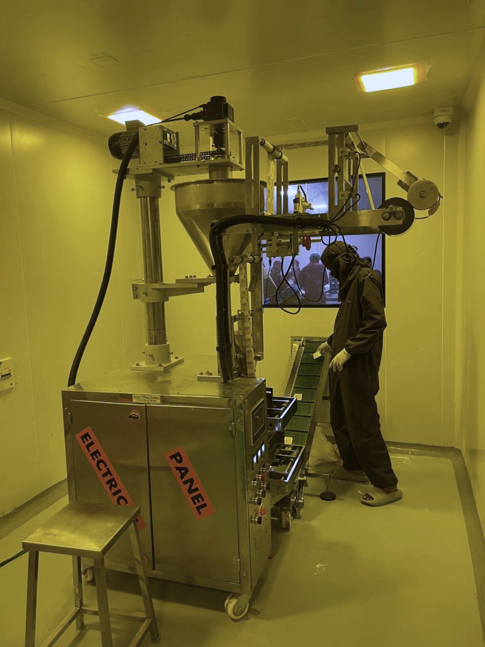 Powder sachet filling machine in the Caspian Pharmaceuticals cleanroom